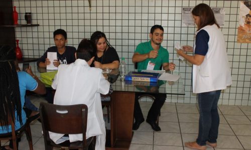 Educadora votando na Escola Santa Teresa