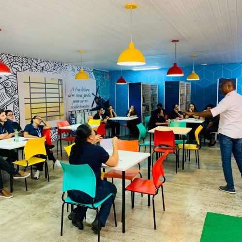 Diretoria do Sinterp/MA em visita itinerante aos trabalhadores do Colégio SESI para divulgar o andamento das negociações coletivas e conscientizá-los sobre a importância da adesão à entidade de representação da classe.